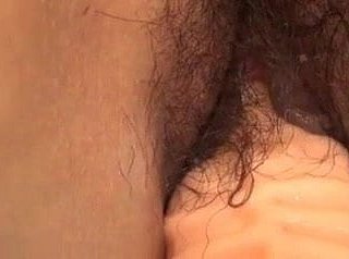 Hairy Asian MILF với bộ ngực chảy xệ lớn đùa giỡn