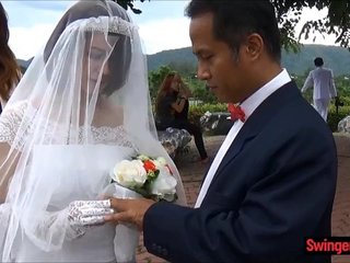 式典後の夫の右側にあるアジアの花嫁攻略