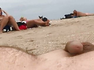 Saya hanya cum untuk menonton wanita topless di pantai 02