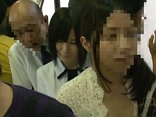 Deviating akcji i Upskirt Strzały w japońskiej autobusem