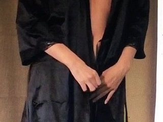 Nackttanz im schwarzen Gewand