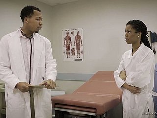 Sexy lekarz Kira Noir wabi jej wysoki kolega być fucked w szpitalu