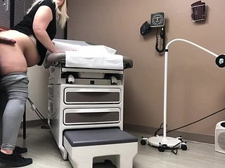 医生抓住性行为与怀孕患者