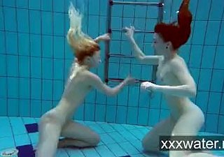 Milana en Katrin strippen elkaar submerged